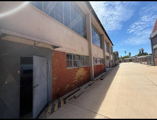 480M² WAREHOUSE TO LET IN EASTLEIGH